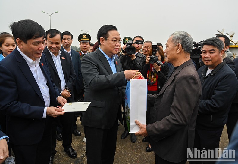 国会主席王廷惠春节前走访慰问广平省渔民。