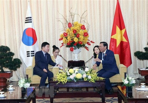 胡志明市人民委员会主席潘文买和韩国议会议长金振杓。