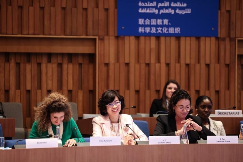 越南常驻联合国教科文组织代表黎氏红云大使（中间）。