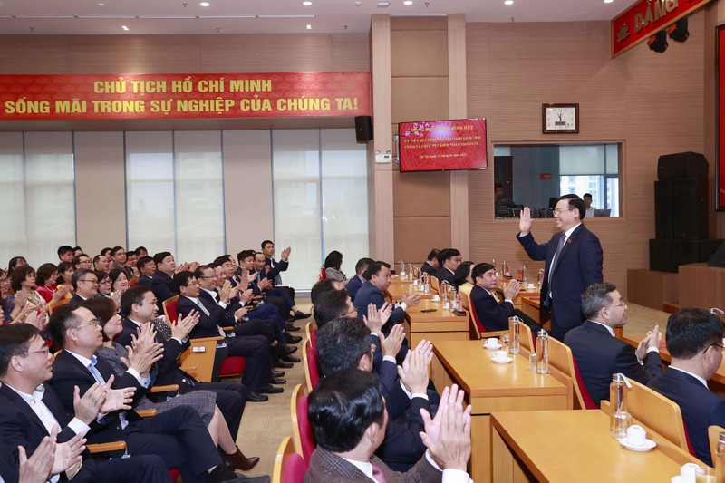 国会主席王廷惠来到国家审计署，向审计署全体工作人员拜年。
