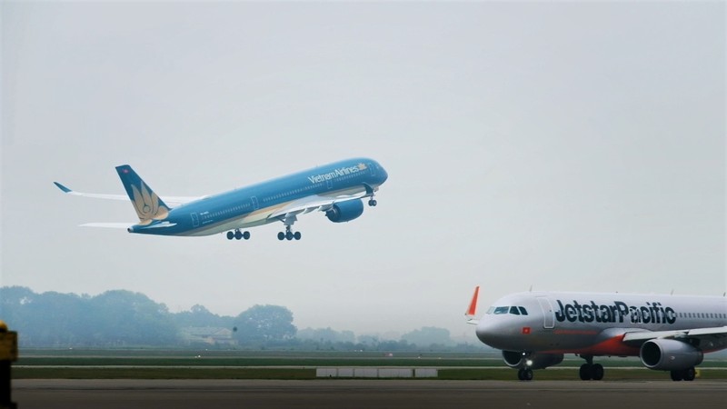 附图：胡志明市新山一机场大年初八起降航班近920个。