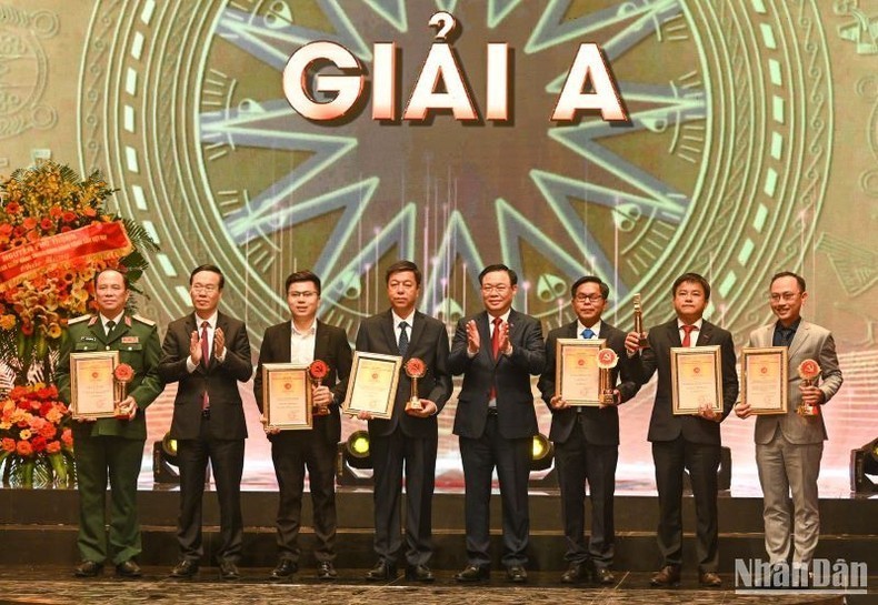 国会主席王廷惠、中央书记处常务书记武文赏向一等奖获得者颁奖。