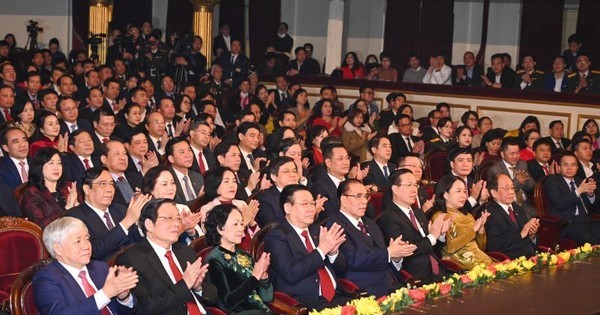 越共中央前总书记农德孟、国会主席王廷惠、党和国家领导及前领导一同出席。