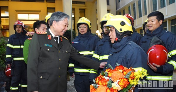 公安部长苏林大将向赴土耳其实施国际救援任务的救援队赠送鲜花。（成达、文瓒 摄）