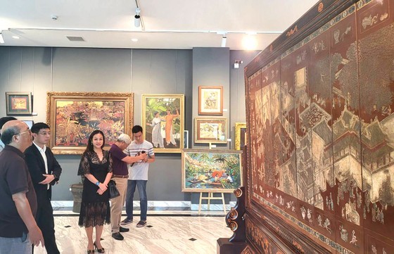 “美丽风光：来自新加坡和越南的现代绘画”画展。（图片来源：西贡解放日报）