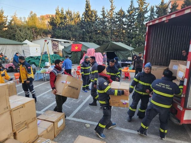 越南国际救援队向土耳其捐赠2吨医疗物资。