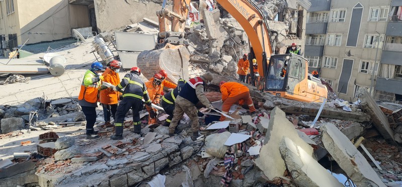越南救援队对与巴基斯坦救援队协调，从废墟中救出一名幸存者。