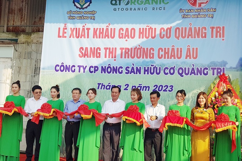 越南广治省向欧洲出口首批有机大米。