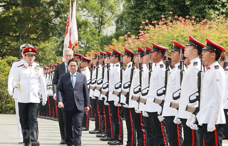 越南政府总理范明正与新加坡总理李显龙一起检阅了仪仗队。