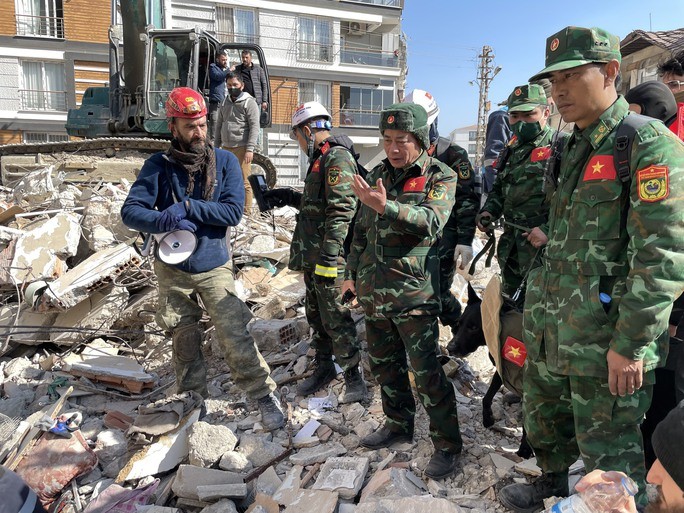 越南国防部救援队14日下午在土耳其哈塔伊省安塔基亚县开展救援行动。