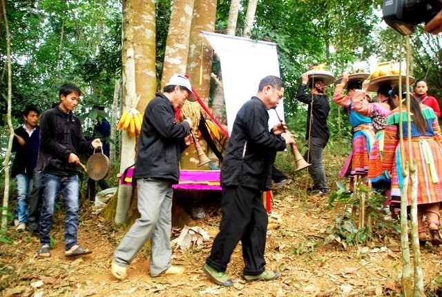 老街省各少数民族保护森林的林神祭祀仪式。