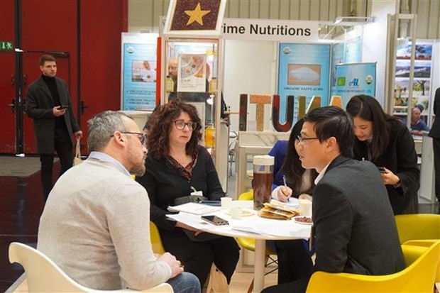 越南企业与德国伙伴在2023年德国纽伦堡有机食品展览会上交流。