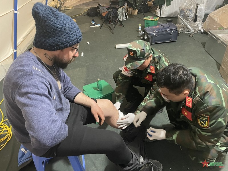 越南军医力量为土耳其地震受害者进行急救。
