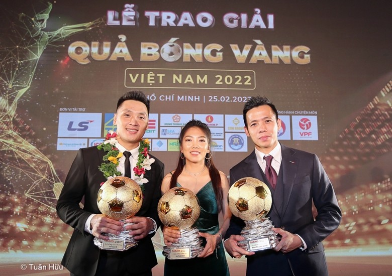 越南球员阮文决前锋（右）和黄茹（中）获得2022年越南金球奖。