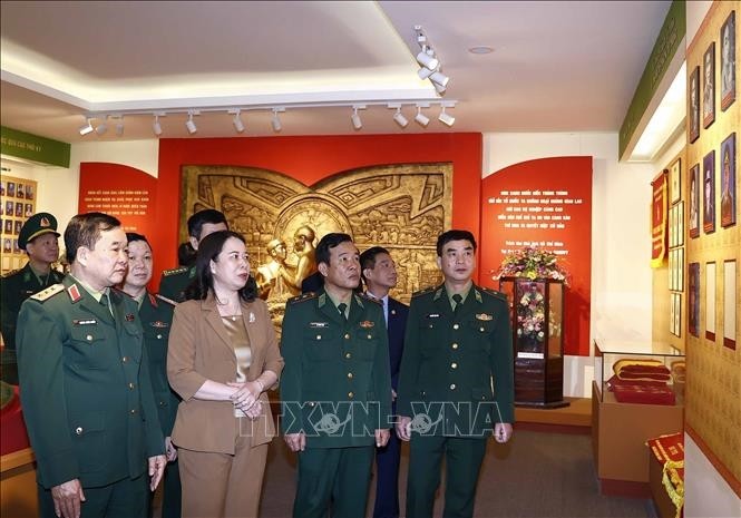 越南国家代主席武氏映春探访边防学院。