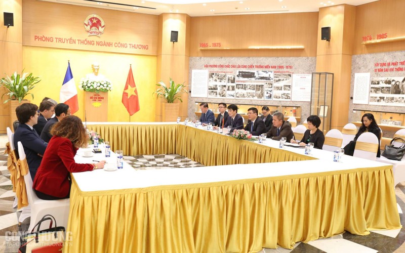 越南工贸部长阮鸿延会见法国外交与欧洲事务部负责对外贸易的部长奥利维尔·贝希特。