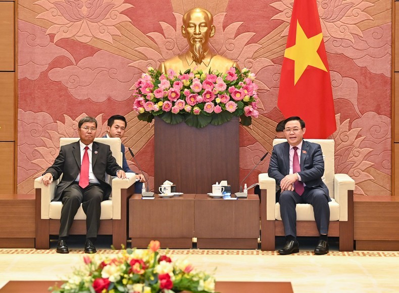 越南国会主席王廷惠会见老挝国会副主席坎百·丹拉。（维玲 摄）