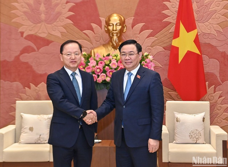 越南国会主席王廷惠会见三星电子总裁兼首席财务官朴学奎。