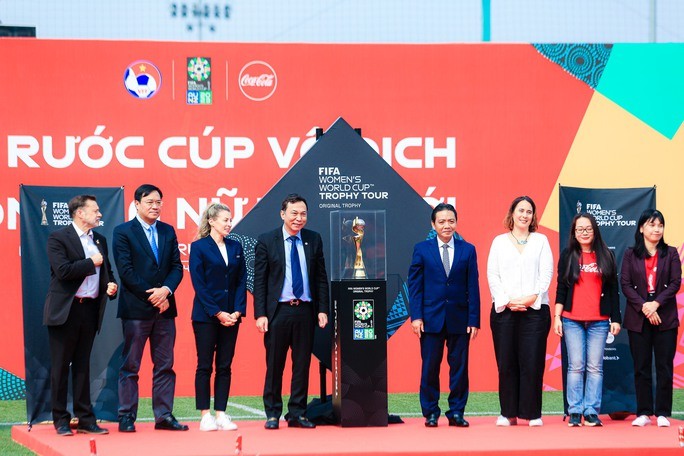 2023年世界足联女子世界杯足球赛奖杯巡展活动于3月4日上午在越南青年足球培训中心举行。