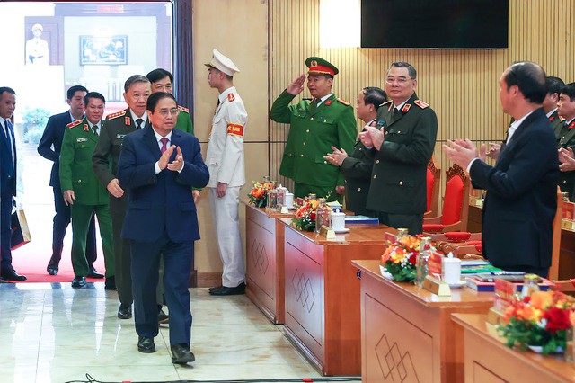 越南政府总理范明正出席全国禁毒工作会议。