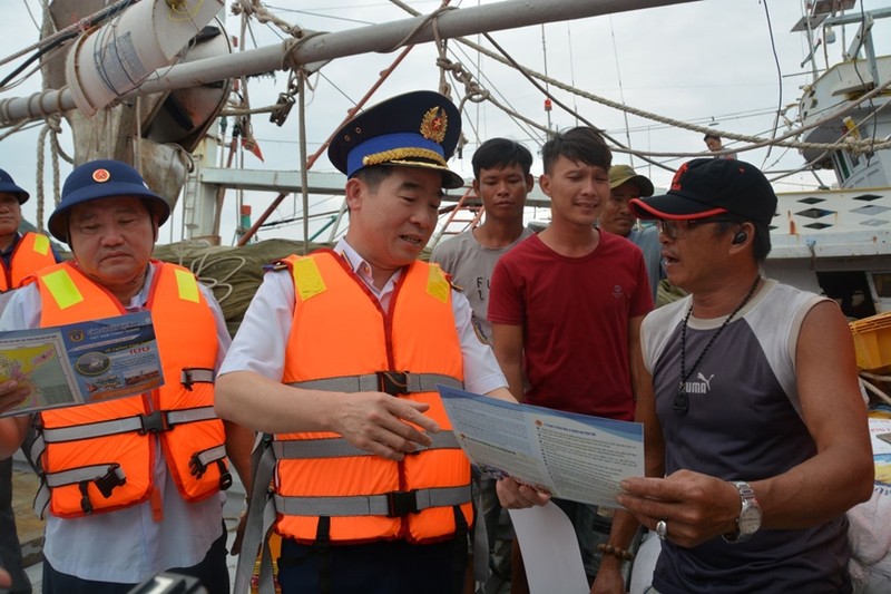 茶荣省人委会领导和海警领导向土朱岛海域上渔民赠送礼物。（图片来源：人民军队报）