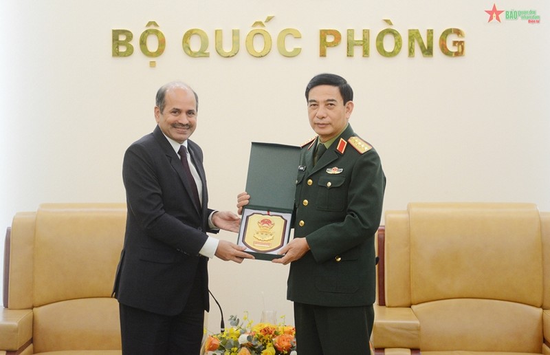 越南国防部长潘文江大将会见印度驻越南特命全权大使桑迪普.艾莉亚。