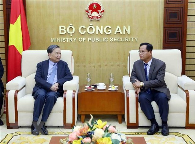越南公安部部长苏林大将会见老挝公安部副部长贡通·丰维吉。