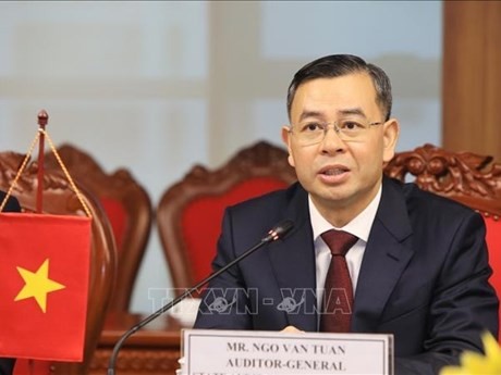 越南国家审计署审计长吴文俊发表讲话。