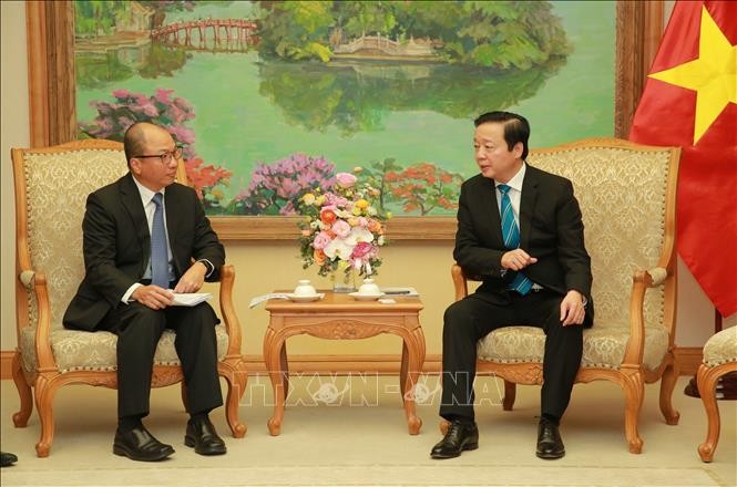 越南政府副总理陈红河（右）与丰田汽车亚洲事务负责人兼丰田汽车亚太区首席执行官钱国豪。