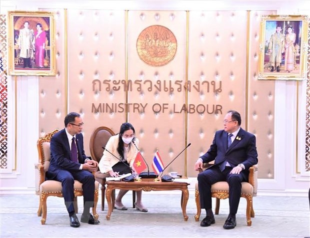 越南驻泰国大使潘志成（左）会见泰国劳工部副部长素拉猜。