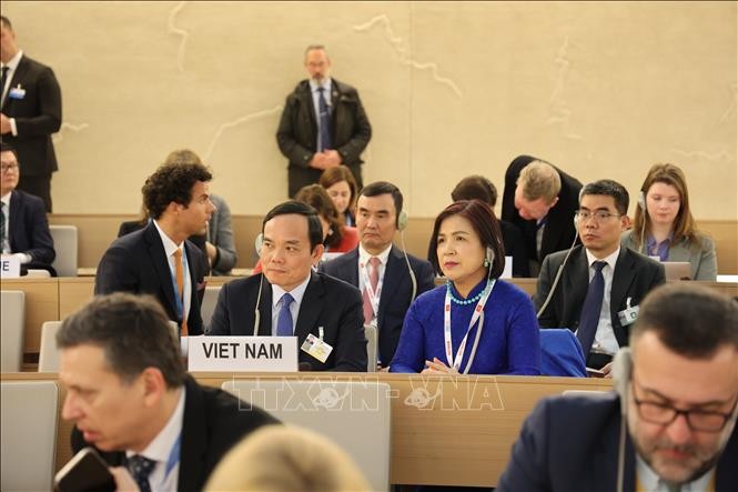 越南政府副总理陈流光出席会议。