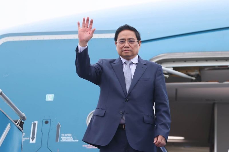 越南政府总理范明正抵达老挝出席第四届湄公河委员会国际会议。