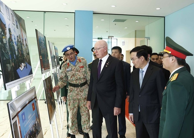 越南国家主席武文赏与澳大利亚总督戴维造访越南维和局。