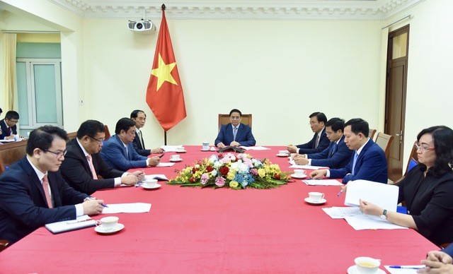越南政府总理范明正同中国国务院总理李强通电话。