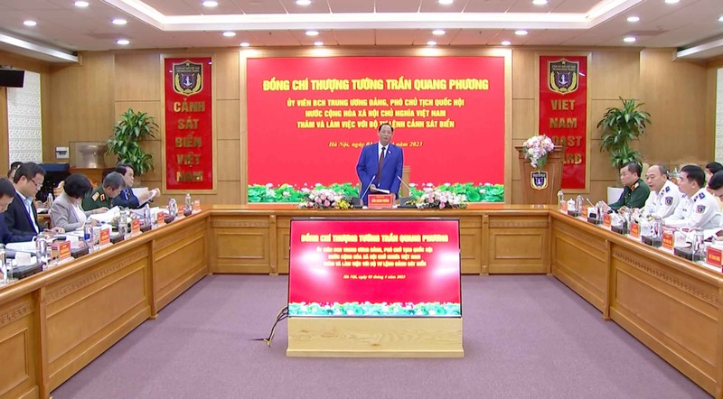 越南国会副主席陈光方上将走访海警司令部。