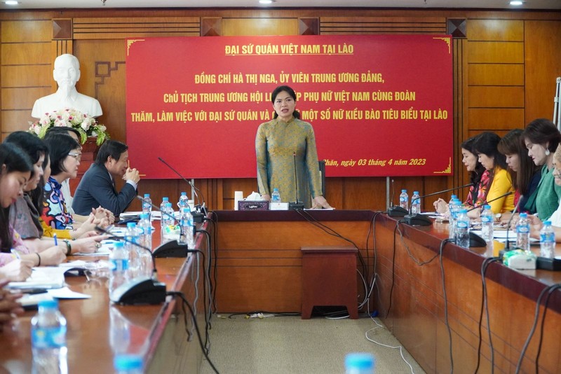 越南妇女联合会主席何氏娥发表讲话。
