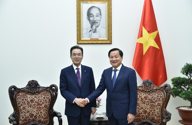 越南政府副总理黎明慨会见韩国国家农业合作社联合会主席李承熙。（图片来源：VGP）