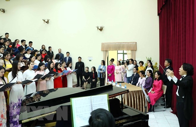 越南国家主席夫人与澳大利亚总督夫人造访越南国家音乐学院。