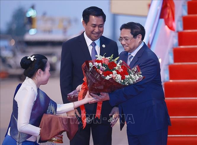 越南政府总理范明正启程前往老挝出席第四届湄公河委员会国际会议。