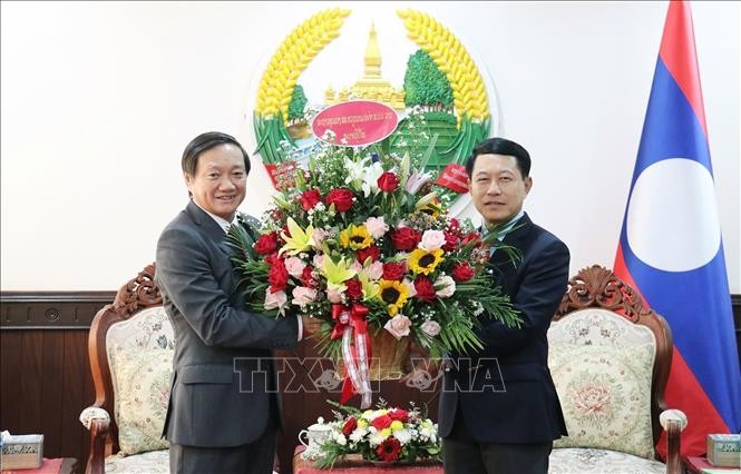 越南驻老挝大使阮伯雄率领大使馆和代表机构代表团走访老挝外交部并拜年。