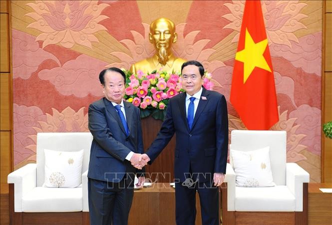 越南国会常务副主席陈青敏（右）会见柬埔寨参议院秘书长。