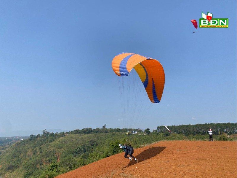 第三届国家滑翔伞锦标赛：从高空俯看被誉为“西原地区的下龙湾”的机会。
