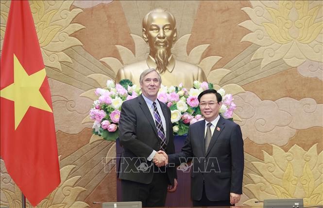 越南国会主席王廷惠和美国参议员杰夫默克利。