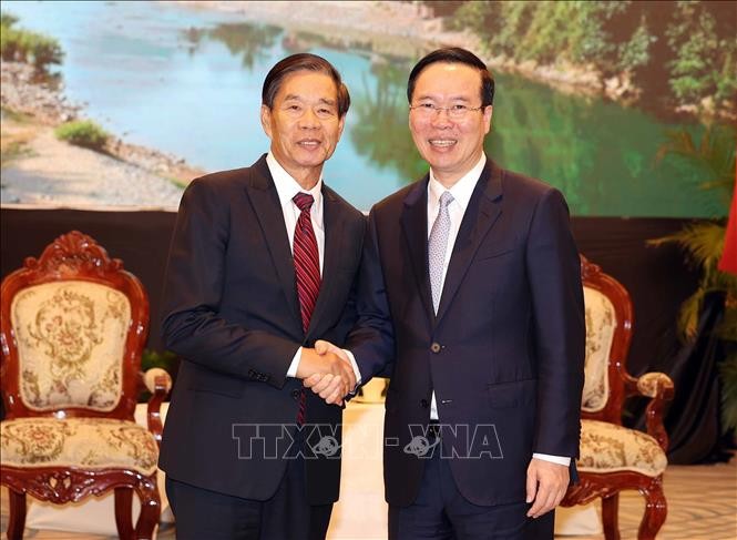 越南国家主席武文赏接见老挝建国阵线中央委员会主席辛拉冯。（图片来源：越通社）