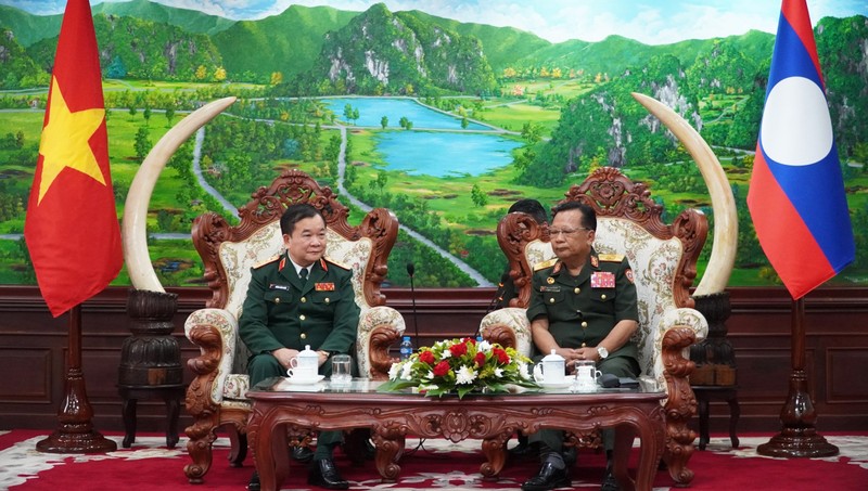 越南国防部副部长黄春战上将礼节性拜会老挝国防部部长占沙蒙·占雅拉大将。（图片来源：VOV）