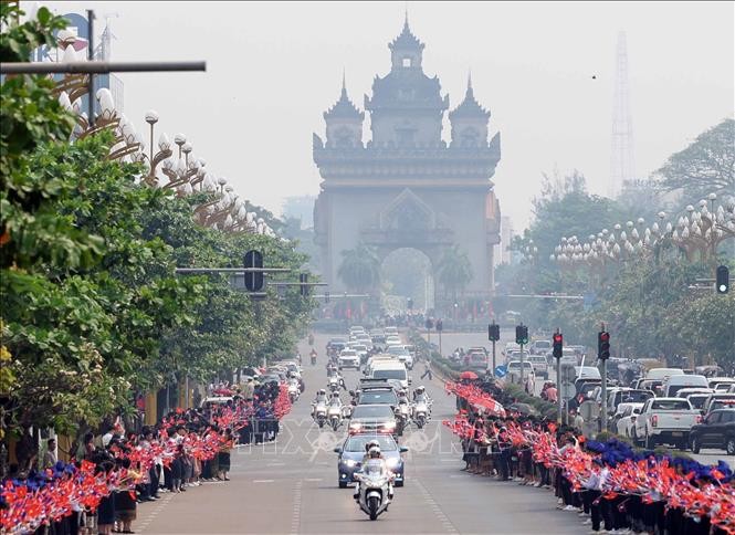 旅老越南人社群欢迎越南国家主席武文赏一行。