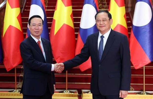 越南国家主席武文赏（左）会见老挝政府总理宋赛·西潘敦。