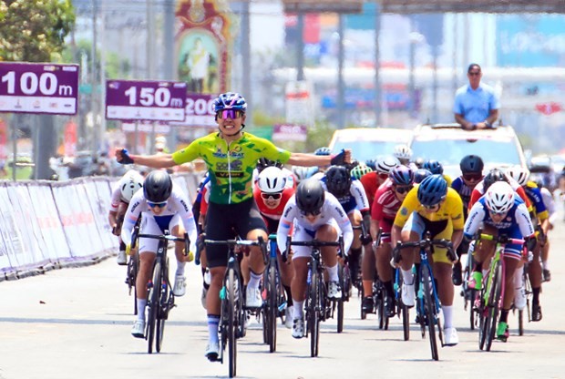 越南女性赛车手阮氏实拿下2023环泰国公路自行车巡回赛第二赛段冠军。（图片来源：vnexpress.net）
