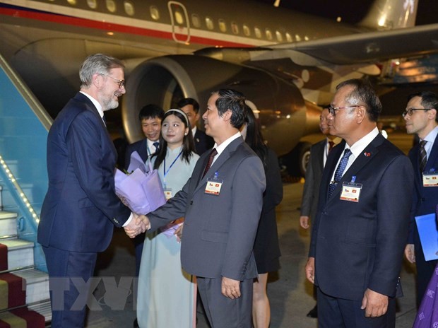 越南教育与培训部部长阮金山在内排国际机场欢迎捷克总理彼得·菲亚拉。