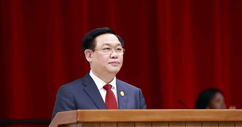 越南国会主席王廷惠在古巴第十届全国人大特别会议上发表讲话。